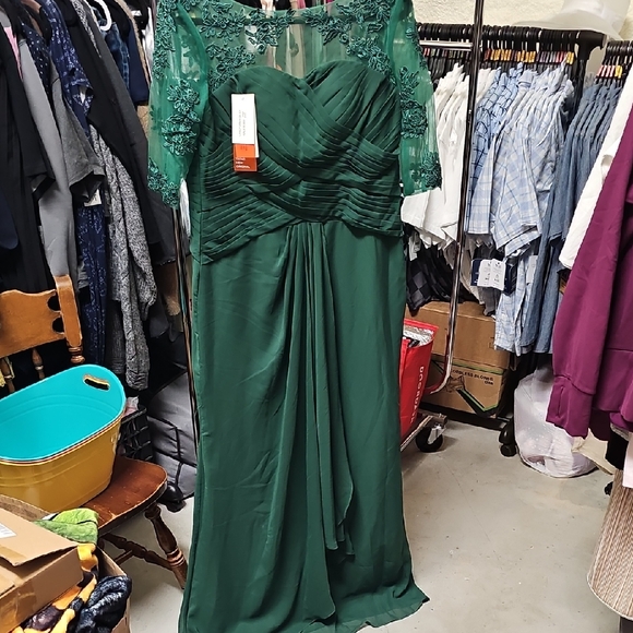 Dresses & Skirts - Nwt Elegant Green Evening Gown #139